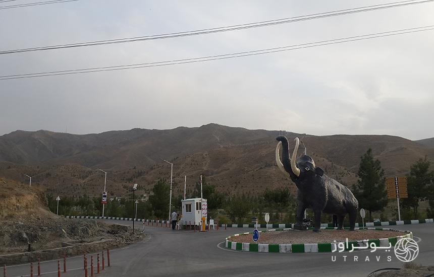 مسیر «قله زو» مشهد از «کوهپارک» که جادده‌ای کوهستانی است با یک میدان که مجسمه‌ای فیلی در آن قرار دارد.